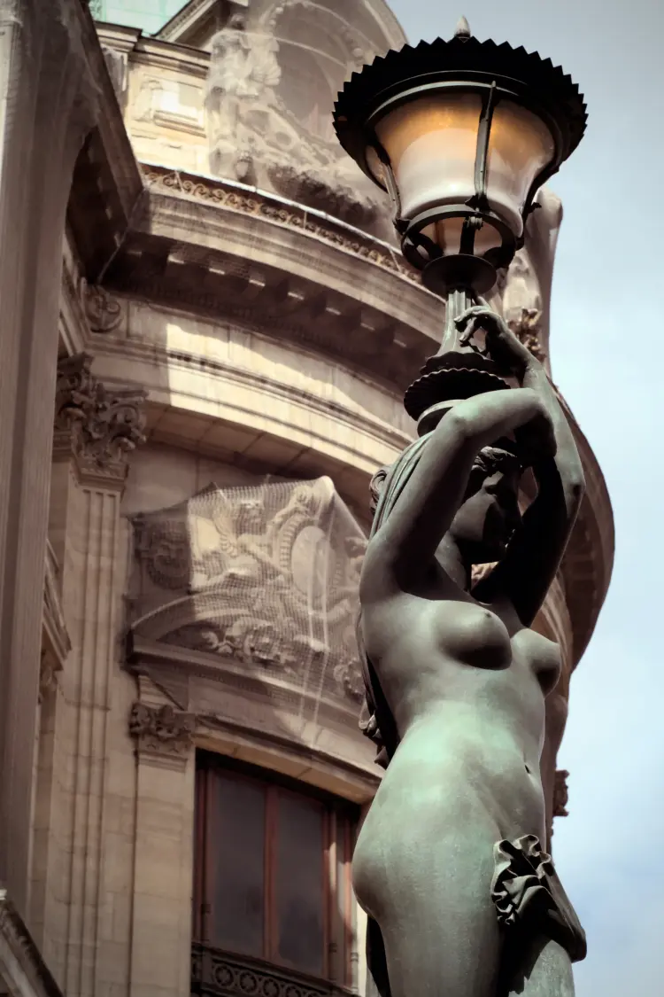30 mars 2023, statue du palais Garnier, Paris - Lumix GH5S - 50 mm (Rikenon monté en M42, crop factor inconnu) - 1/1300 s - f/4 - 1600 ISO - mode A